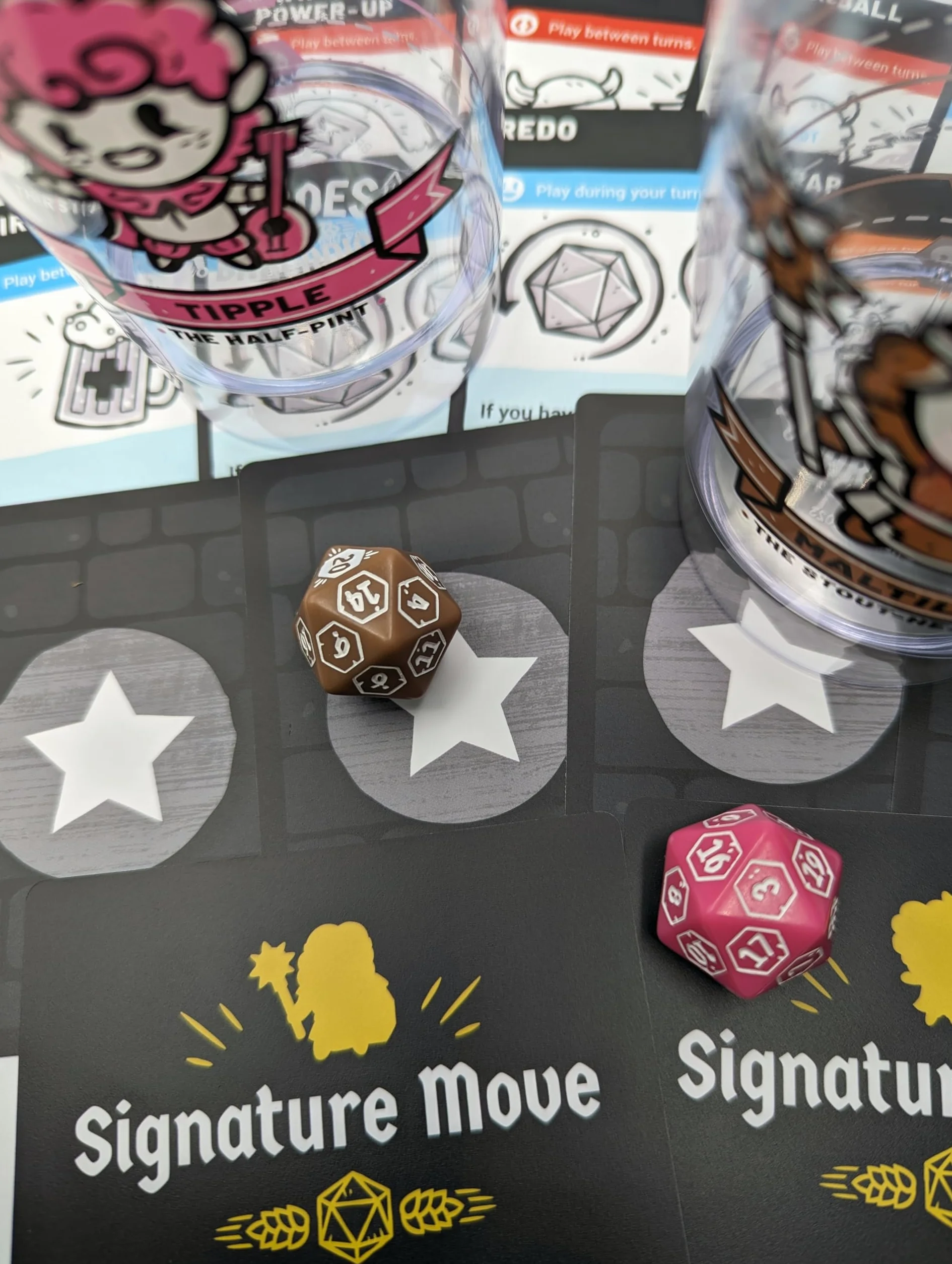 Rozszerzenie Party Pack: dodaj dwóch innych graczy do swojej imprezy RPG Dungeon Exploration Drinking Games | 1. edycja | Gry planszowe dla dorosłych z kostkami i napojami