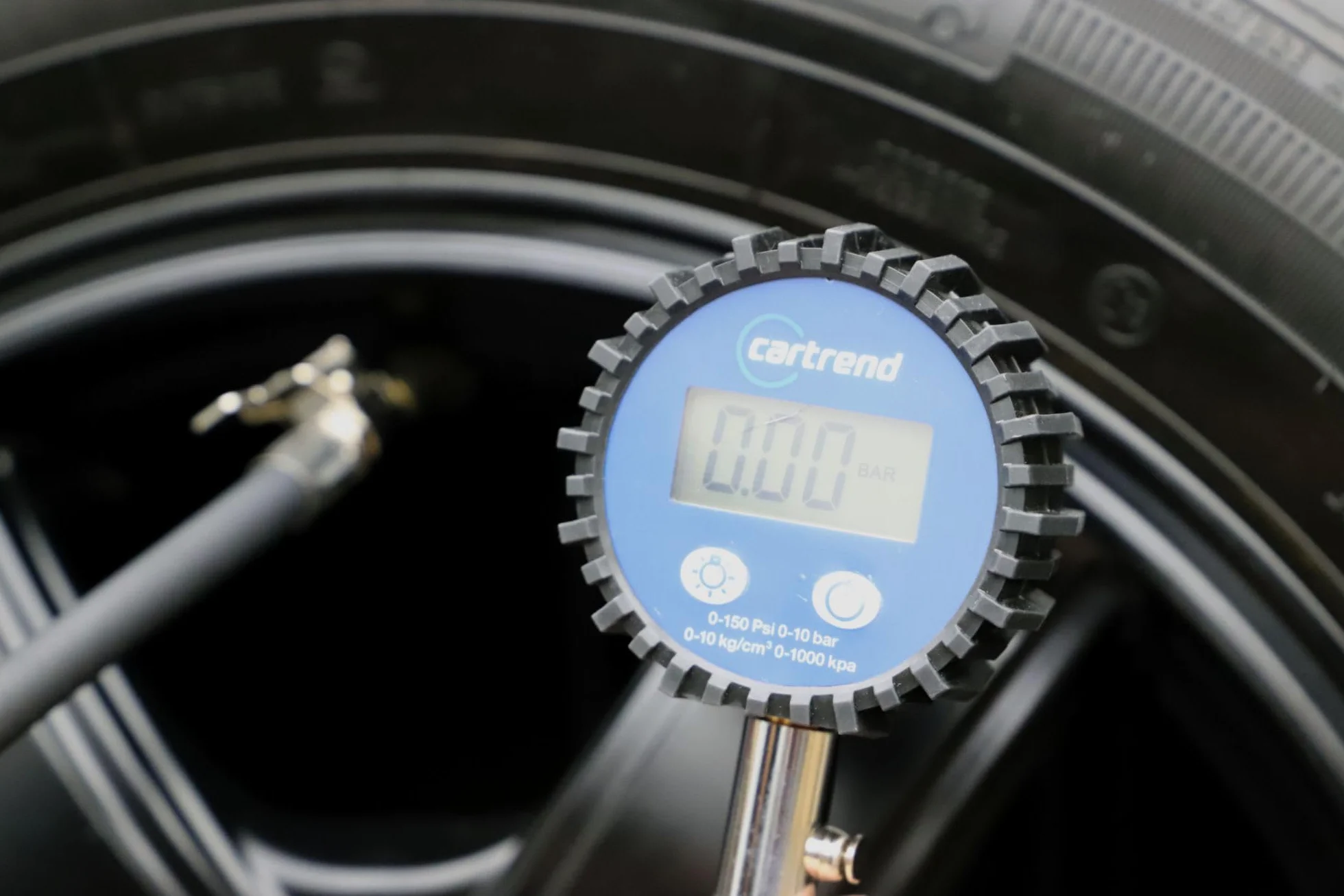 Cartrend cyfrowy miernik ciśnienia w oponach 10 bar podświetlany
