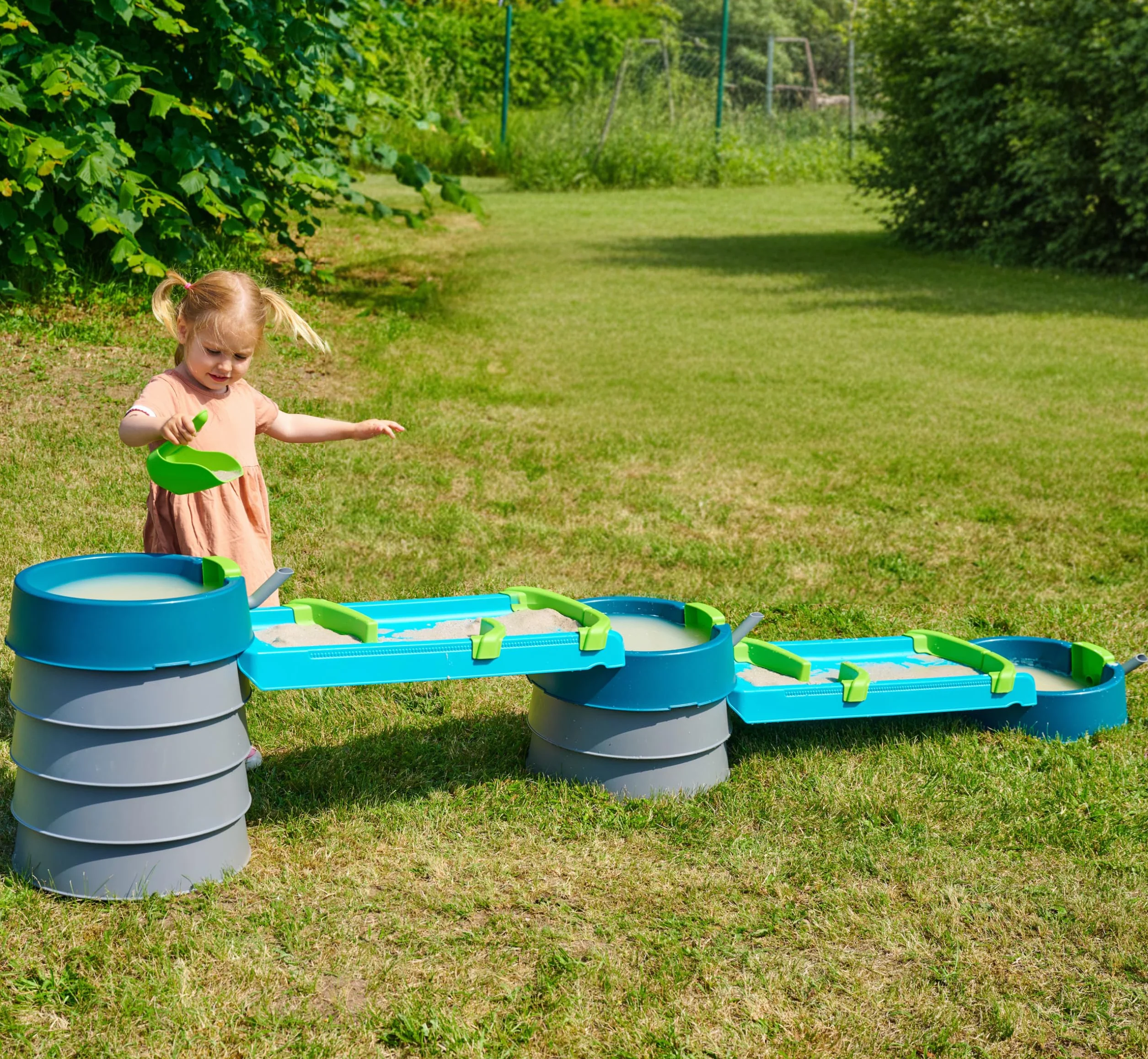 AquaPlay Mudway Flow – połączony tor wodny i piaskowy, 2,3 m tor wodny z zamkami, umywalką i suwakiem, elastyczny system wtykowy, odporny na warunki atmosferyczne, naturalnie połączony tor wodny na