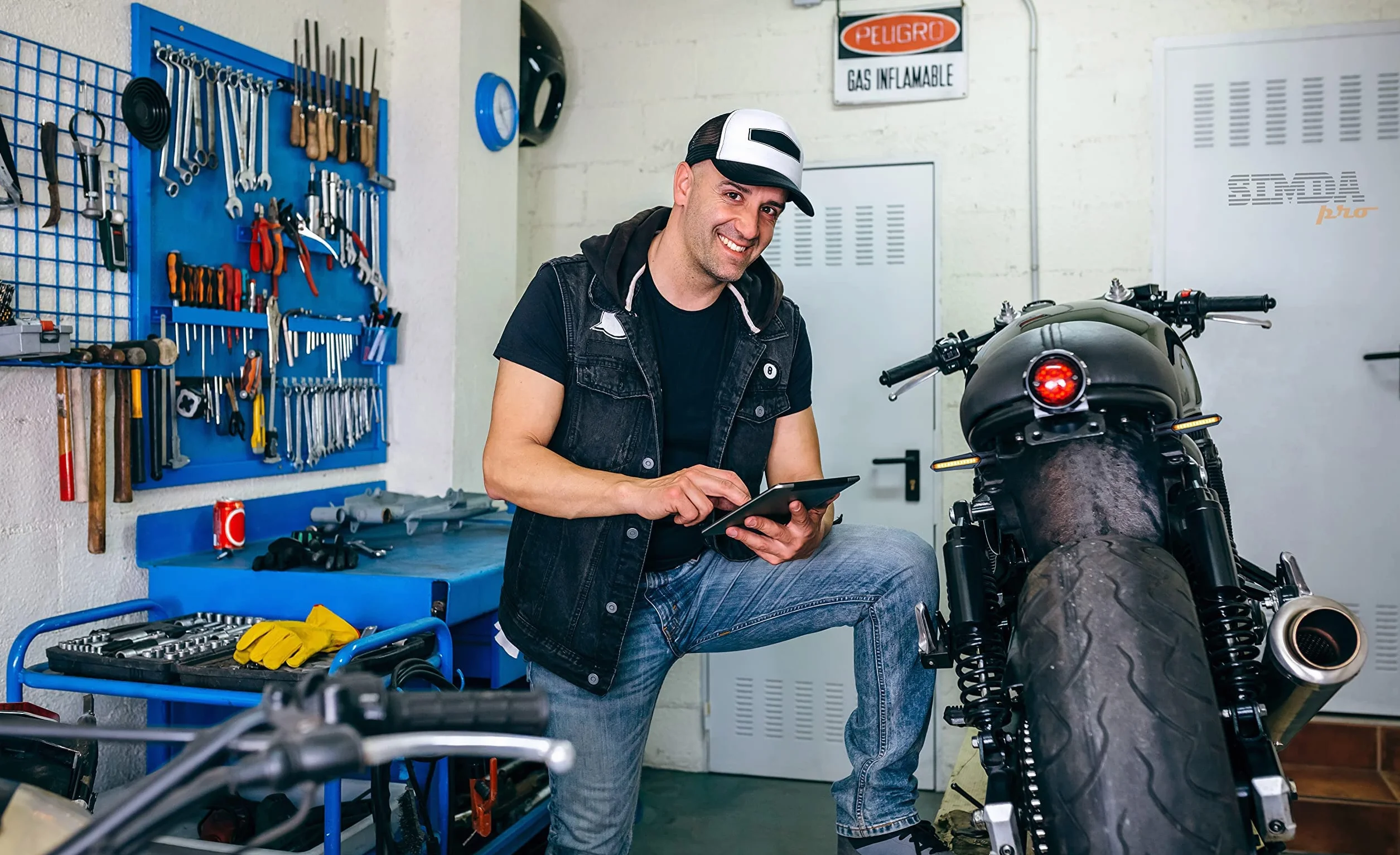 SimdaPro 2 szt. kierunkowskaz LED z certyfikatem E, z przekaźnikiem, sekwencyjny kierunkowskaz do motocykla ze znakiem kontrolnym, wodoodporny, czarny, 12 V, minikierunkowskaz