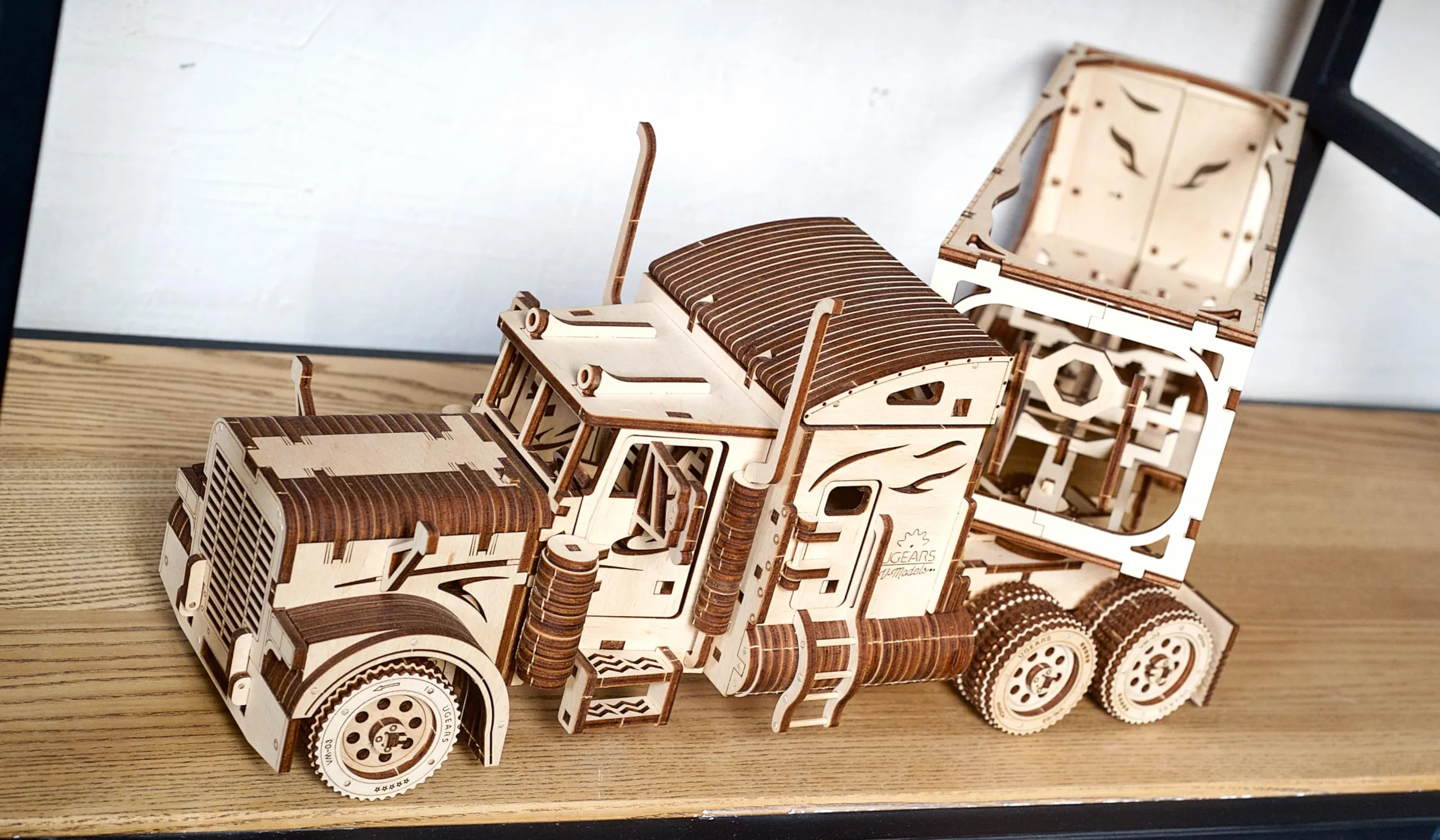UGEARS Zestaw do budowy ciężarówki – ciężki samochód ciężarowy – model z drewna "zrób to sam" – wyjątkowy pomysł na prezent – samochód ciężarowy z kabiną kierowcy – przyjazna dla środowiska sklejka – nie wymaga kleju